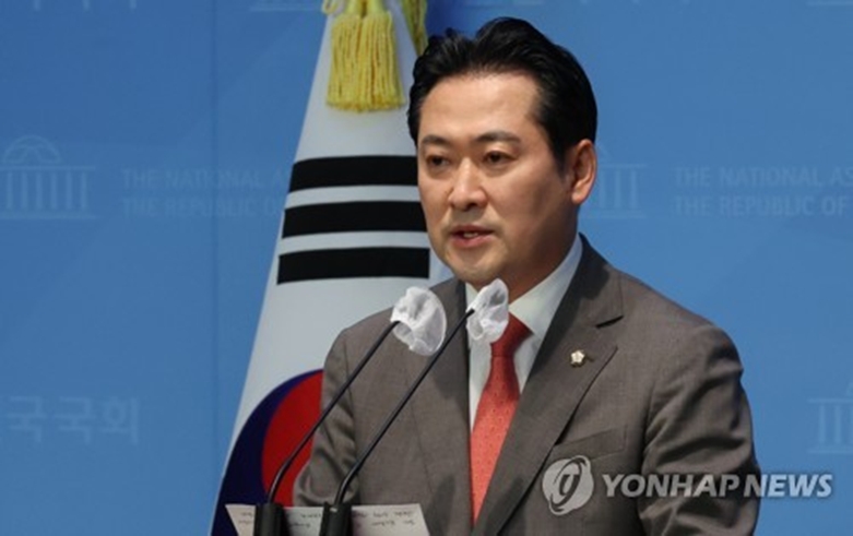 논평하는 장동혁 원내대변인(사진=연합)