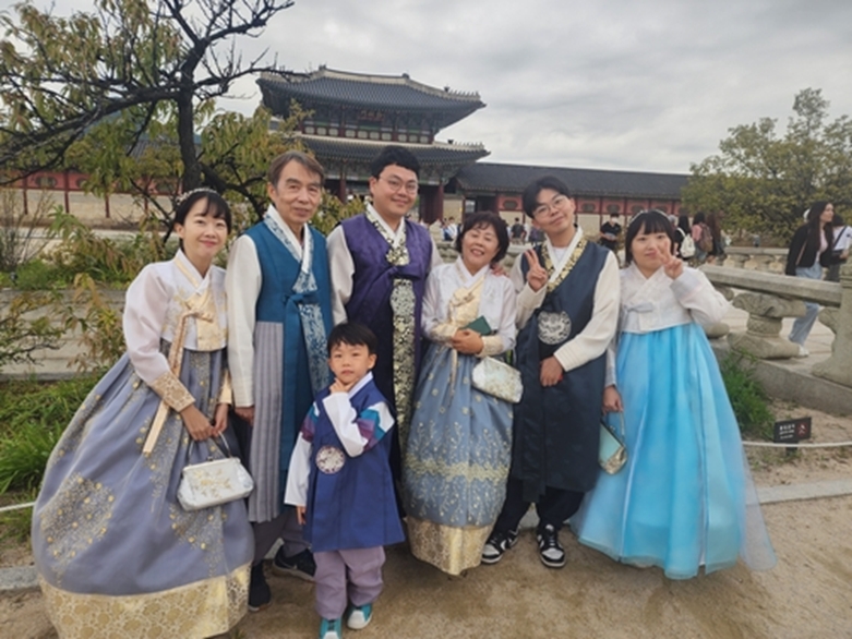 경복궁 관광 나선 문순창씨 가족(사진=연합)