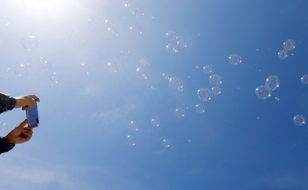 서울 반포 한강공원에서 비눗방울 사진을 찍는 시민.