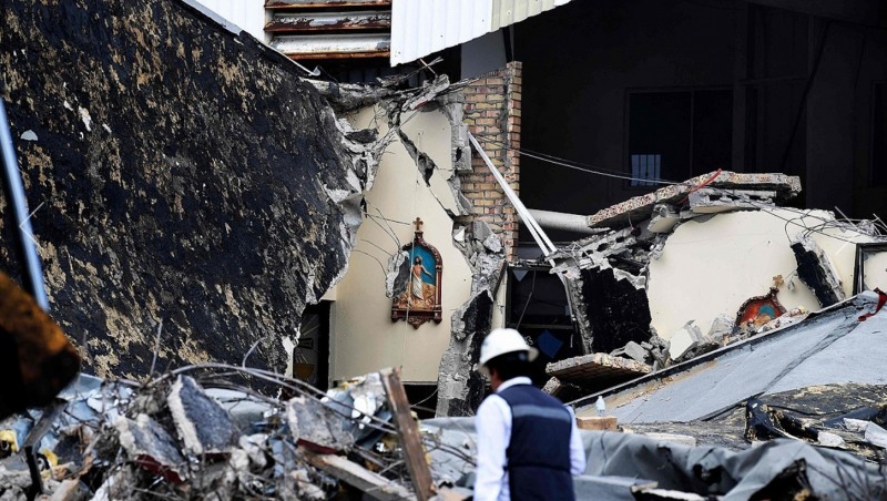 1일(현지시간) 멕시코 타마울리파스주 시우다드 마데로의 성당 붕괴 사고 현장을 한 성직자가 살펴보고 있다.(AFP=연합뉴스) 