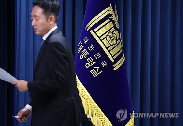 현안 브리핑 나서는 이도운 대통령실 대변인(사진=연합)