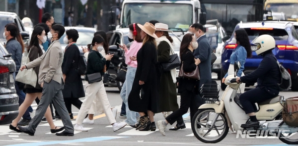 기온이 떨어져 쌀쌀한 날씨를 보인 5일 오전 서울 중구 세종대로사거리에서 몸을 웅크린 시민들이 출근을 하고 있다.