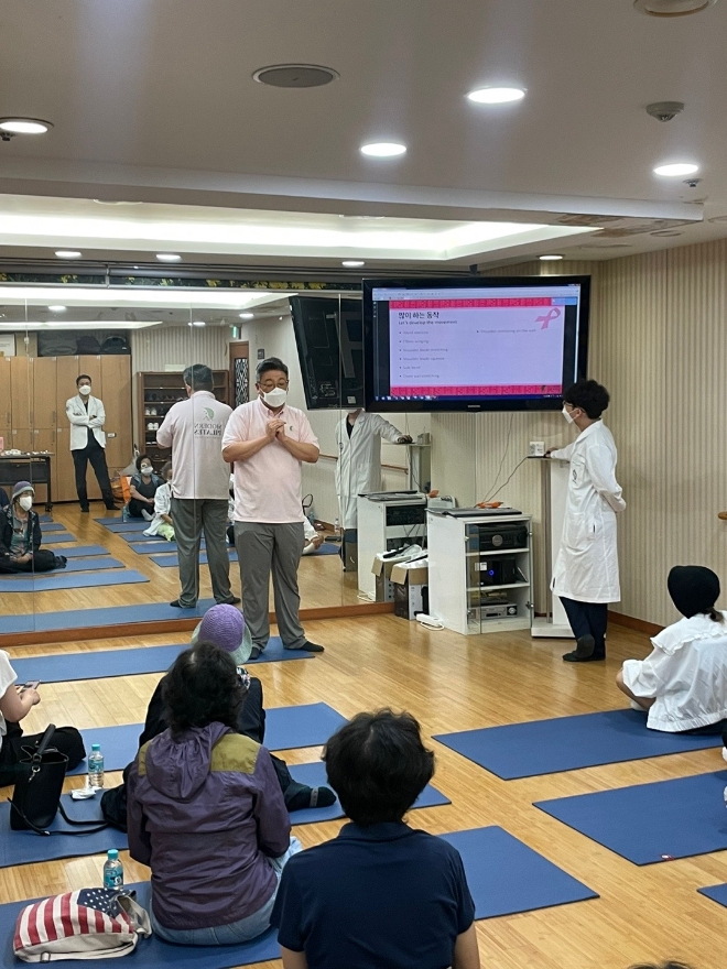 모던필라테스 김항진 대표가 지난 9월 20일에 경의의료원에서 개최된 유방암 수술 환우를 위한 동결견 치료에 대한 강좌에서 강의를 하고 있다.