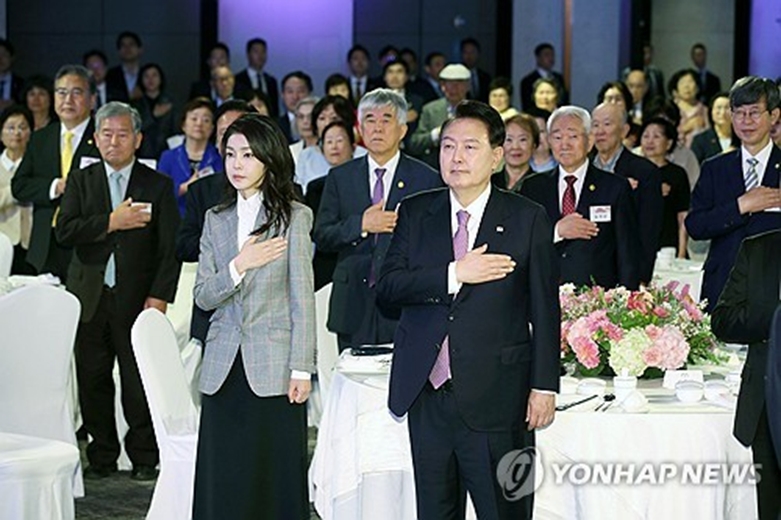 국기에 경례하는 윤석열 대통령 내외(사진=연합)