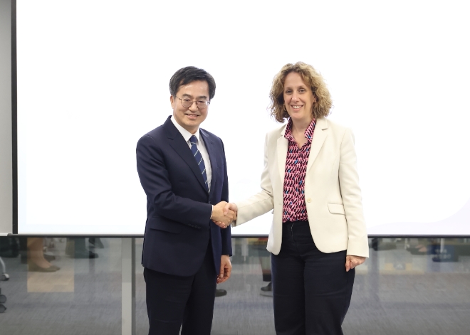 4일 오후 노무현시민센터에서 김동연 경기도지사(왼쪽)와 헬렌 클락슨 더 클라이밋그룹 대표가 기념촬영을 하고 있다. / 사진=경기도 제공