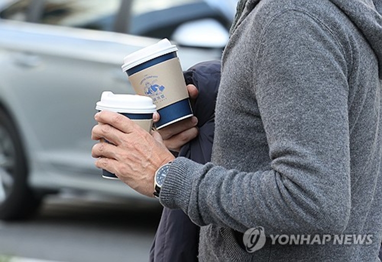 쌀쌀해진 출근길(사진=연합)