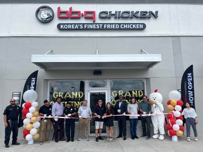 BBQ 미국 앨라버마주 모빌점(Mobile, State of Alabama)에 패밀리 부부와 앨라버마 모바일 관광청 이사, 모빌 경찰서 부서장 등 관계자가 참석한 가운데 그랜드 오픈식을 진행했다. / 사진=제너시스BBQ 제공