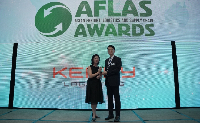 김형일 인천국제공항공사 물류영업팀장(오른쪽)이 ‘최우수 친환경 화물공항상(Best Green Airport)’을 수상한 후 시상식 관계자와 기념 촬영을 하고 있다. / 사진=인천공항공사 제공