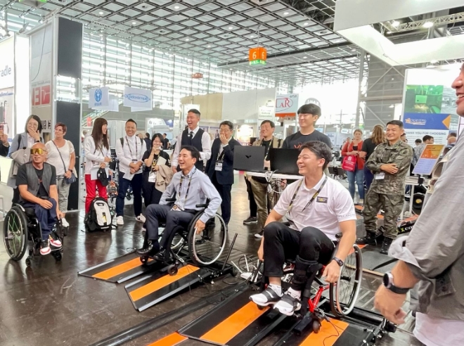 캥스터즈의 휠리엑스를 즐기고 있는 국가보훈부 박민식 장관(좌)과 인비투스 게임 동메달리스트 이주은(우)