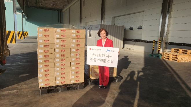 김필여 한국마약퇴치운동본부 이사장이 기부 의약품 전달 기념촬영을 하고 있다. / 사진=JW홀딩스 제공