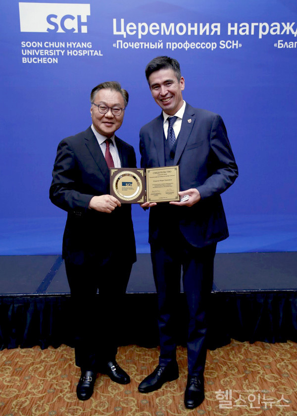 (좌측부터)순천향대부천병원문종호진료부원장과카자흐스탄국립의과대학교‘쇼라노브마랏총장’