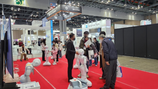 사진=2022 로보월드에서 흥미진진하게 로봇을 보고 있는 관람객들