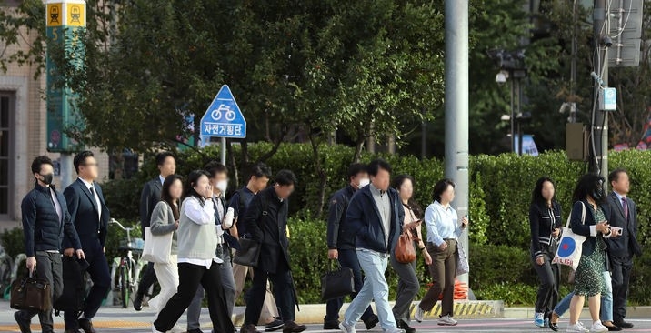 지난 5일 오전 서울 종로구 세종대로 사거리에서 외투를 입은 시민들이 발걸음을 재촉하고 있는 모습.