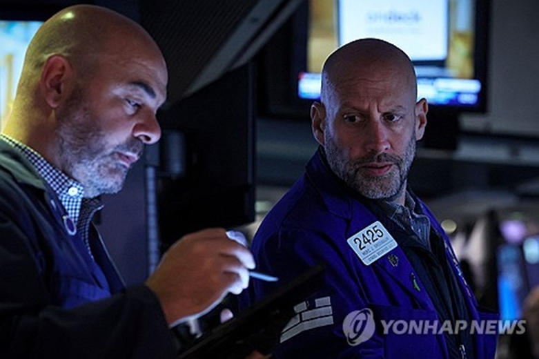 NYSE 입회장에서 일하는 트레이더들의 모습(사진=연합)