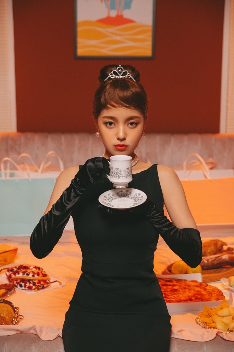 로시, 싱글 'Something Casual' 뮤직비디오 티저 이미지 공개…다채로운 표정+포즈 눈길