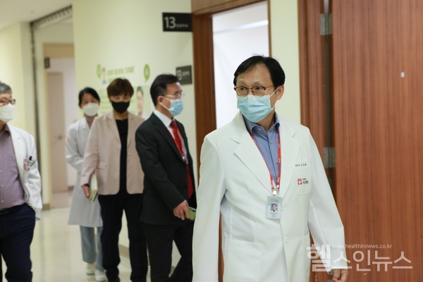 표창해신임서남병원장이시설을둘러보고있다.