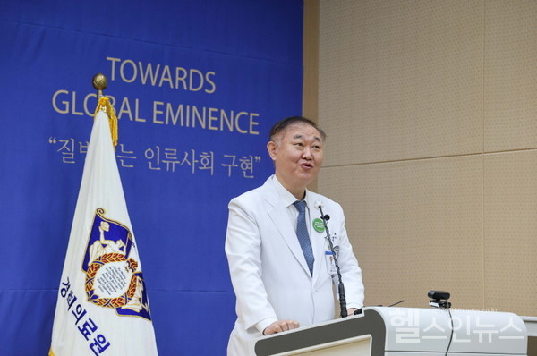 5일김성완경희대학교의무부총장겸경희의료원장이개원52주년기념식에서기념사를하고있다.
