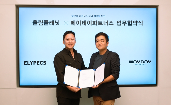 올림플래닛은 메이데이파트너스과 글로벌 메타버스 비즈니스 영역을 확장하기 위한 업무협약(MOU)을 맺었다고 6일 밝혔다. 사진은 업무협약식에서 (좌측부터)올림플래닛 권재현 대표와 메이데이파트너스 최준영 대표가 기념 촬영을 하는 모습. (사진 = 올림플래닛 제공)