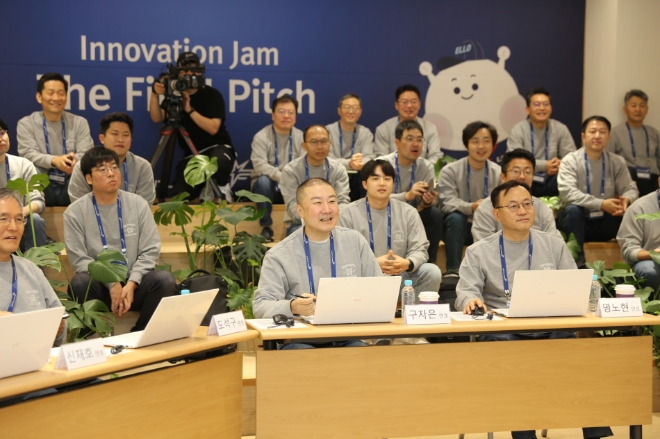 6일, 안양 LS타워에서 개최된 LS Future Day에서 구자은 LS그룹 회장이 신사업 아이디어 분야에 멘토로서 참여해 발표를 듣고 있다.