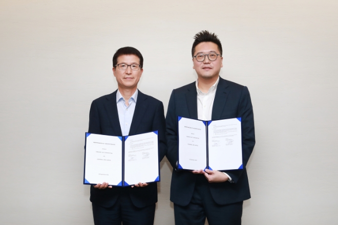 삼성물산 건설부문 오세철 대표(사진 좌측)와 시나르 마스 랜드 마이클 위자야 대표가 업무협약 체결 후 기념사진을 촬영하고 있는 모습. (사진 = 삼성물산 제공)