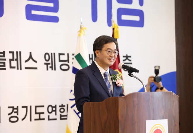6일 오전 김동연 경기도지사가 부인 정우영 여사, 대한노인회 경기도연합회장(회장 이종한) 및 회원들이 참석한 가운데 수원노블레스웨딩컨벤션에서 열린 제27회 노인의날 기념행사에서 축사를 하고 있다. / 사진=경기도 제공