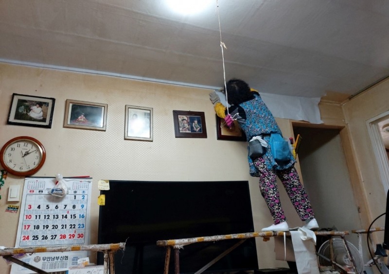 독거노인가구대상 주거환경개선 (사진제공 = 무안군)