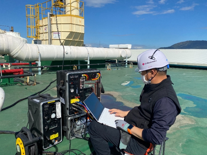 경기도 평택 LG디지털파크 내 정화시설에서 배출된 공기를 흡입해 오염물질 농도를 측정 및 모니터링하고 있는 모습 / 사진=LG전자 제공