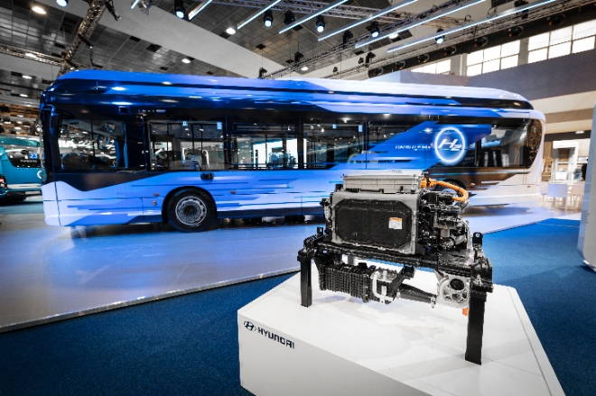 '버스월드 2023(Busworld 2023)' 이베코버스 부스에서 전시 중인 수소전기 시내버스 'E-WAY H2'와 버스에 탑재된 현대자동차의 수소연료전지시스템 / 사진=현대차그룹 제공