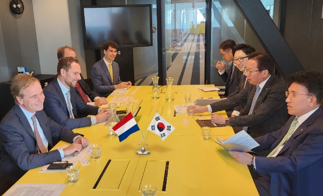 함영주 하나금융그룹 회장(왼쪽)과 르네 반 헬 지속가능개발 대사가 미팅을 마치고 기념촬영을 하고 있다. / 사진=하나금융그룹 제공