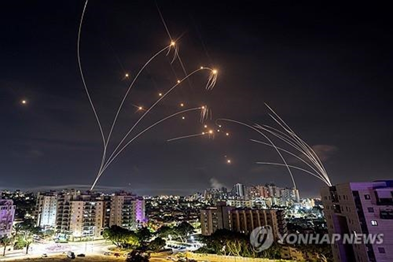 팔레스타인 가자지구에서 날아온 로켓포탄(우측)과 요격 미사일(좌측)(사진=연합)