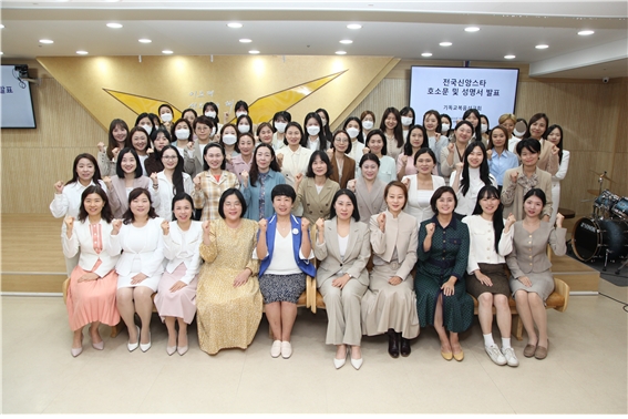 사진=기독교복음선교회소속 신앙스타 70여명이 10월7일 새벽별교회에서 공정한 재판을 촉구하는 호소문을 발표하고 정명석 목사님의 무죄를 밝히겠다며 결의를 다졌다.