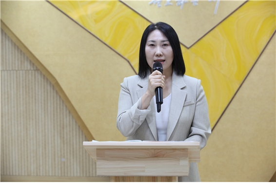 사진=월명동교회소속 회원인 ‘정주련 신앙스타’는 넷플릭스 영상의 조작된 부분과 불의한 의도을 가지고 제작된 근거를 조목조목 나열하며 새벽별교회에서 성명서를 발표했다.