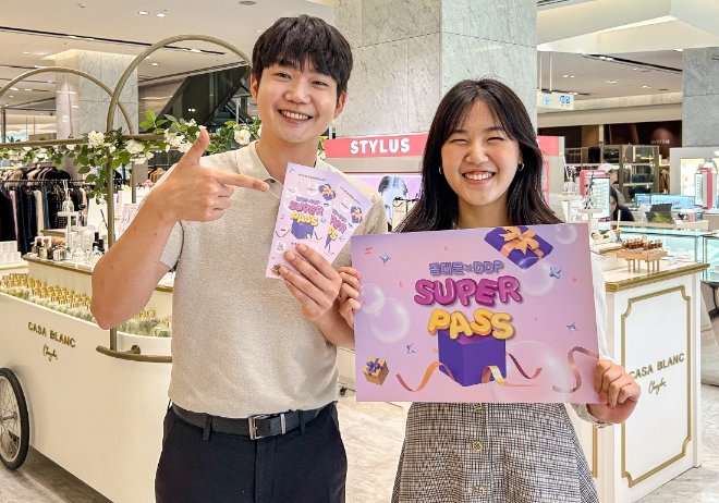 9일 오전, 서울시 중구에 위치한 현대시티아울렛 동대문점에서 직원들이 '동대문 슈퍼 패스' 프로모션을 소개하고 있다. / 사진=현대백화점 제공