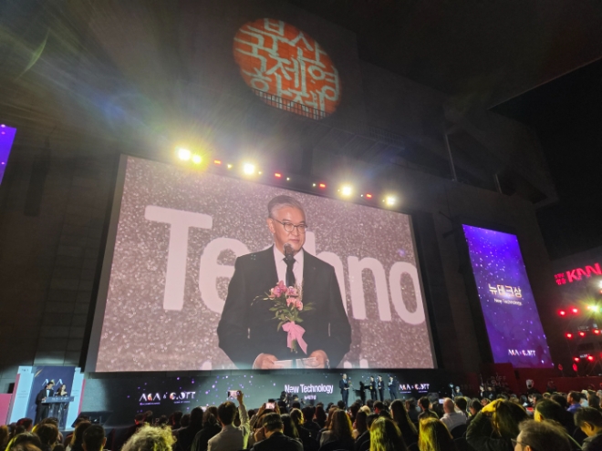 시상식에 시상자로 참석한 정수헌 LG유플러스 컨슈머부문장(부사장) / 사진=LG유플러스 제공