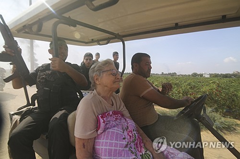 하마스의 인질이 돼 가자지구로 끌려가는 여성 노인(사진=연합)