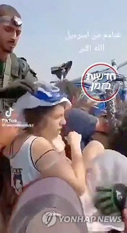 하마스에 붙들린 민간인의 모습이 담긴 소셜미디어 영상(사진=연합)