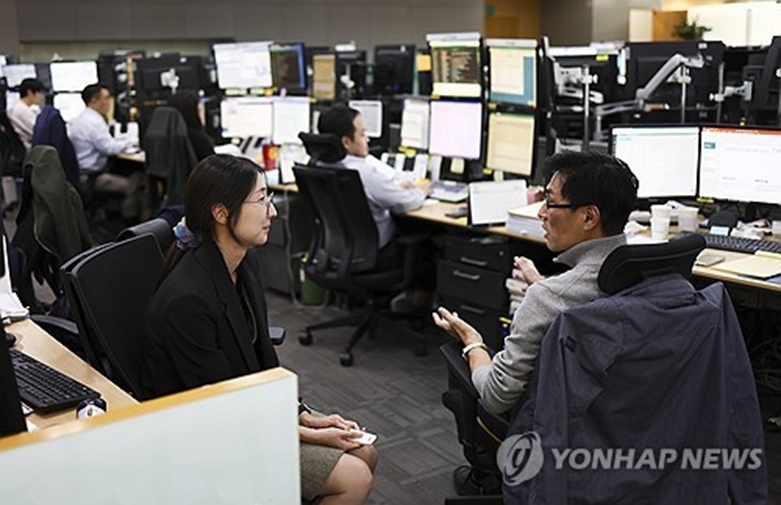 서울 중구 하나은행 딜링룸에서 딜러들이 업무를 보고 있다.(사진=연합) 