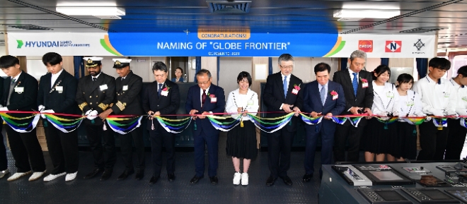 (왼쪽 다섯 번째부터) 미쓰이(Mitsui)사의 아키히토 하마다 제너럴 매니저, 니센 카이운(Nissen Kaiun)사의 아베 카츠야 사장, 샴페인 브레이킹 스폰서로 나선 하카타고등학교의 아베 유카리 양, 에네오스 글로브(Eneos Globe)사의 타카쿠라 아키라 부사장, 현대삼호중공업 신현대 사장이 컷팅식을 진행하고 있다. / 사진=현대삼호중공업 제공