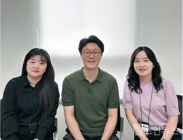 케이메디허브연구진이테라노스틱제제개발및유효성평가에대한연구논문을국제학술지에게재했다.좌측부터박금이연구원,전용현부장,손광희연구원.