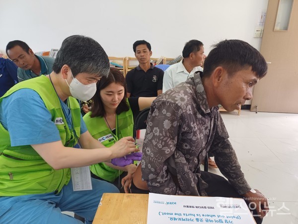 동아대병원재활의학과이종화교수가캄보이다의료봉사활동에서현지주민을진료하고있다.