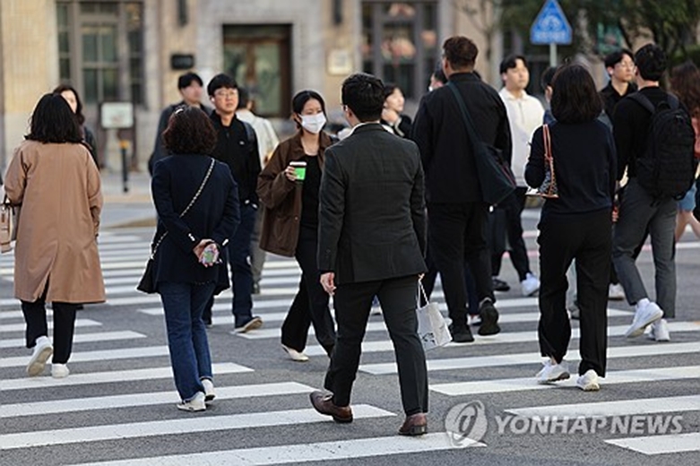쌀쌀한 날씨에 발걸음 재촉(사진=연합)