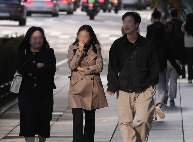 서울의 아침 기온이 10도 안팎으로 떨어지는 등 쌀쌀한 날씨를 보인 지난 5일 오전 서울 종로구 세종대로 사거리에서 외투를 입은 시민들이 발걸음을 재촉하고 있다.