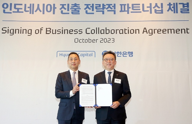 지난 10일 서울시 용산구 소재 그랜드하얏트 호텔에서 진행된 인도네시아 진출 전략적 파트너십 체결식에서 신한은행 정상혁 은행장(오른쪽), 현대캐피탈 목진원 대표가 체결식 이후 기념촬영하는 모습. / 사진=신한은행 제공