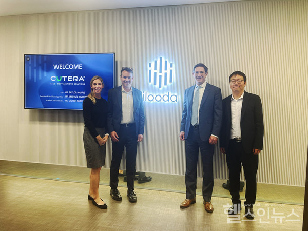 (오른쪽에서두번째)큐테라CEO테일러해리스대표(이루다제공)