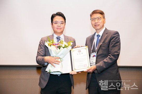 2023학술상을수상한정창희교수(좌)와박경수회장(우).