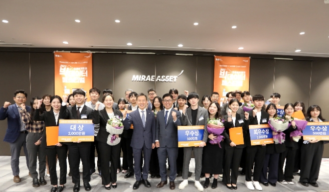 최현만 회장과 빅데이터페스티벌 참가자들이 기념촬영을 하는 모습. / 사진=미래에셋증권 제공