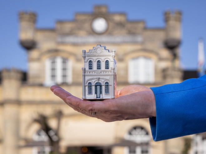 KLM 네덜란드 항공(KLM)은 창립 104주년을 맞아 네덜란드에서 가장 오래된 170년 역사의 ‘발컨뷔르흐역’을 재현한 ‘델프트 미니어처 하우스’를 공개했다고 11일 밝혔다. 사진은 공개된 KLM 104번 ‘델프트 미니어처 하우스’의 모습. (사진 = KLM 제공)