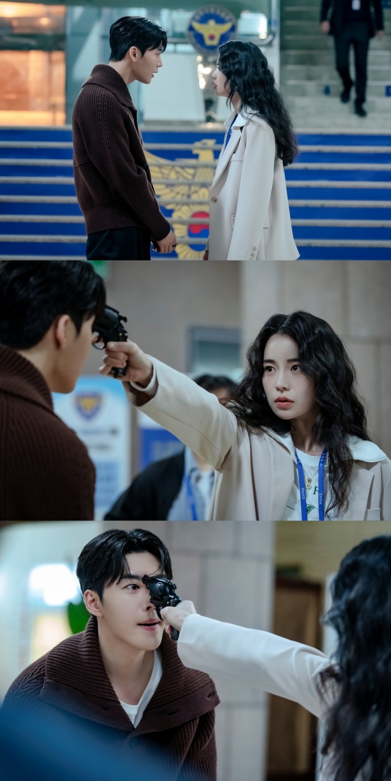 ‘국민사형투표’ 임지연, 김권 머리에 총 겨눴다…일촉즉발 대치 포착