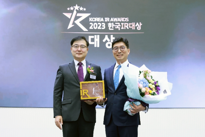 '2023 한국IR대상 시상식'에서 KRX 한국거래소 손병두 이사장(왼쪽)과 현대자동차 IR담당 구자용 전무가 사진 촬영하고 있는 모습. / 사진=현대차 제공