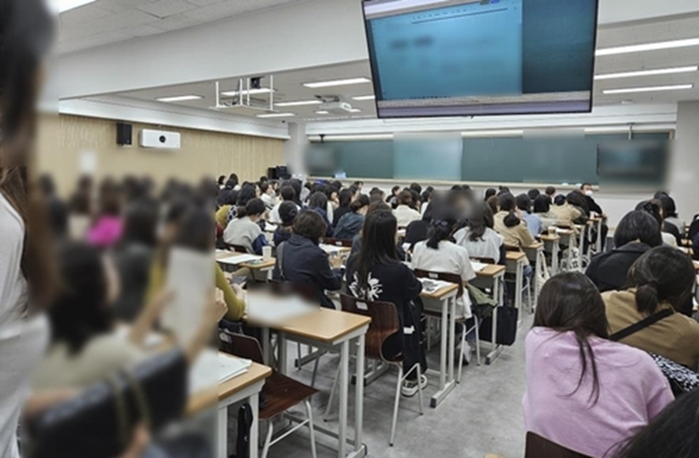 강남 대치동 학원의 긴급 입시설명회(사진=연합)